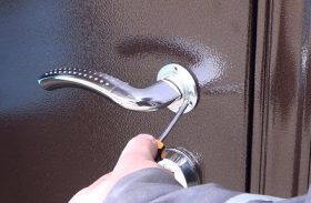 Замена дверной ручки металлической двери в Тутаеве