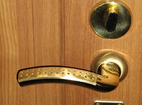Замена дверной ручки входной двери в Тутаеве