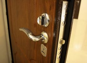 Замена входной двери в квартире в Тутаеве